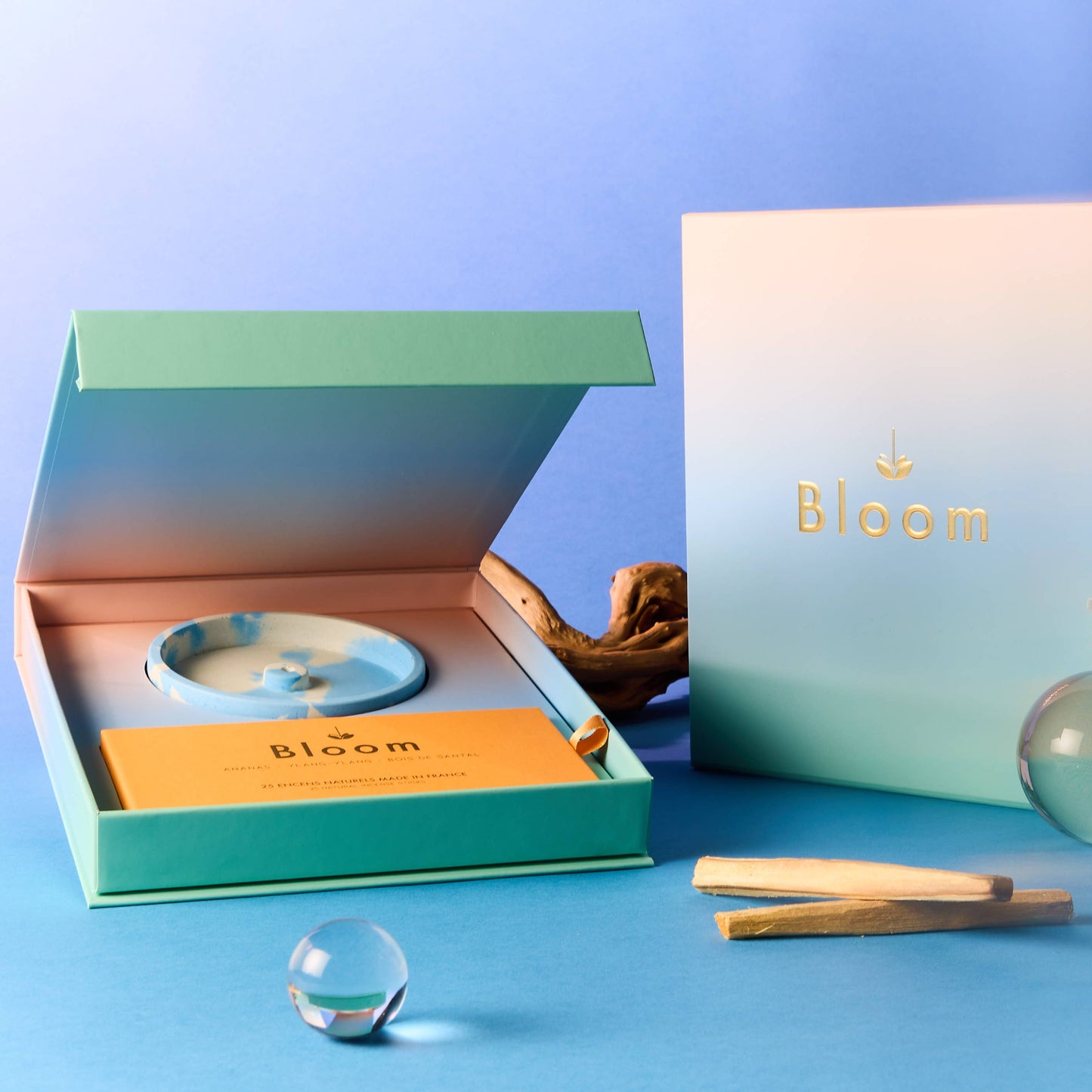 Bloom Geschenkbox "Blue Bird" mit Räucherstäbchen und einem handgefertigten Betonhalter.