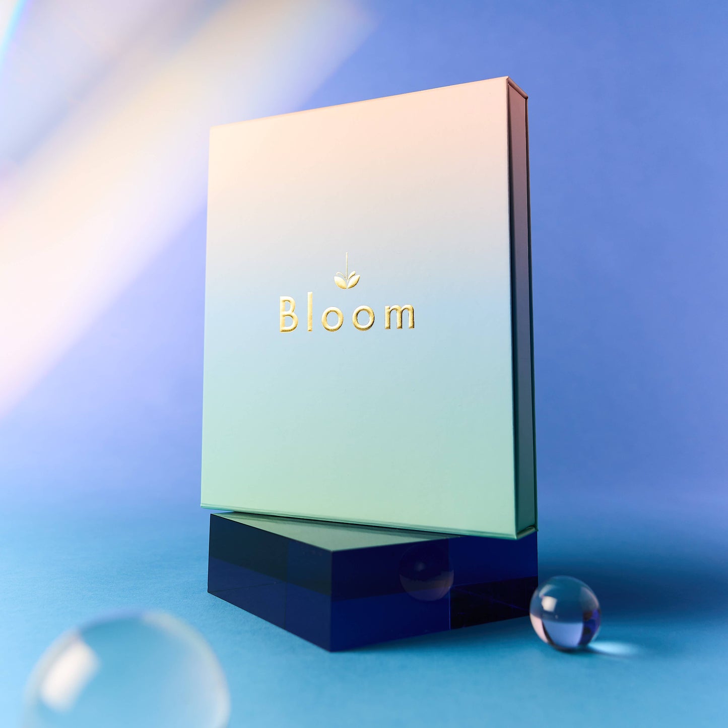 Bloom Geschenkbox "Blue Bird" mit Räucherstäbchen und einem handgefertigten Betonhalter.