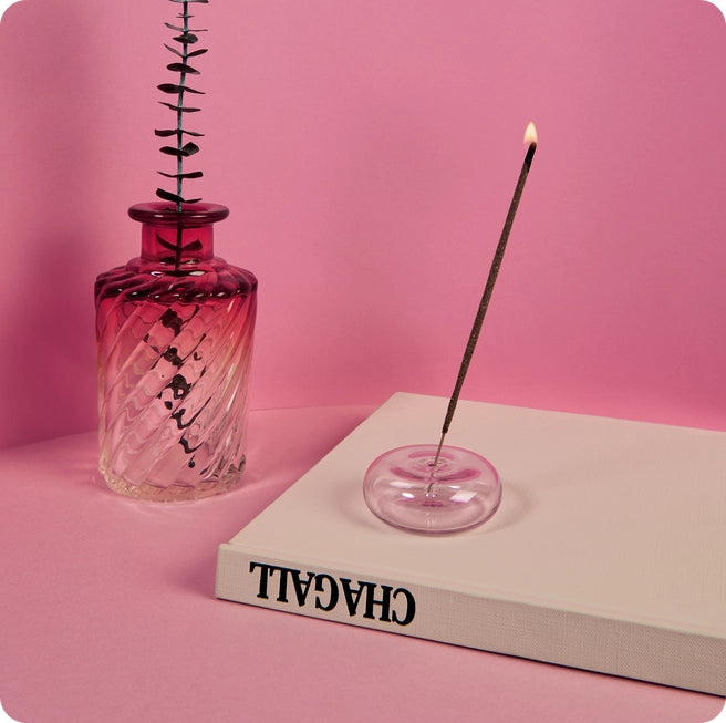 COSMIC DEALER Jatamansi Raeucherstaebchen mit warmem, holzigen Duft.