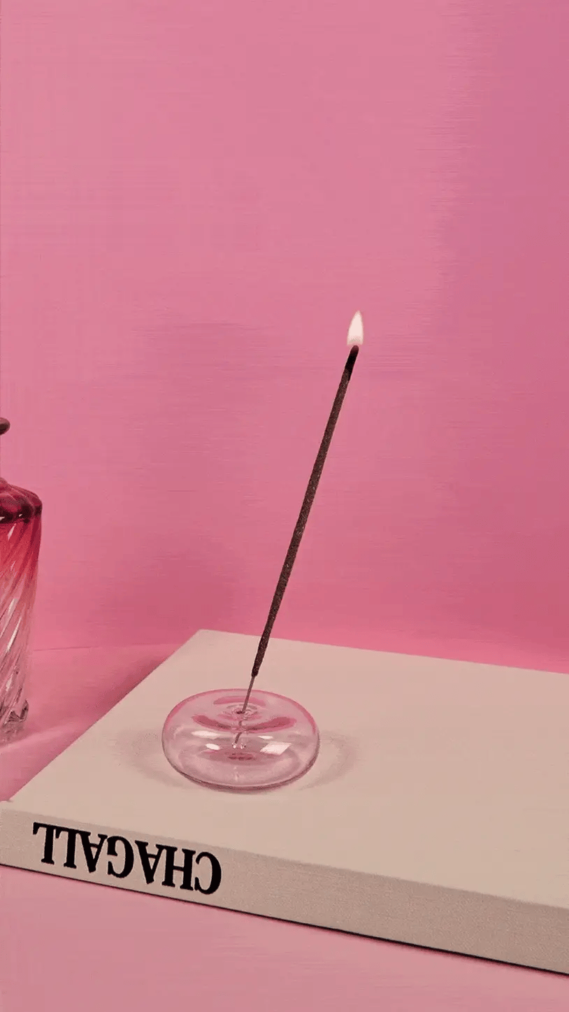 COSMIC DEALER Jatamansi Raeucherstaebchen mit warmem, holzigen Duft.