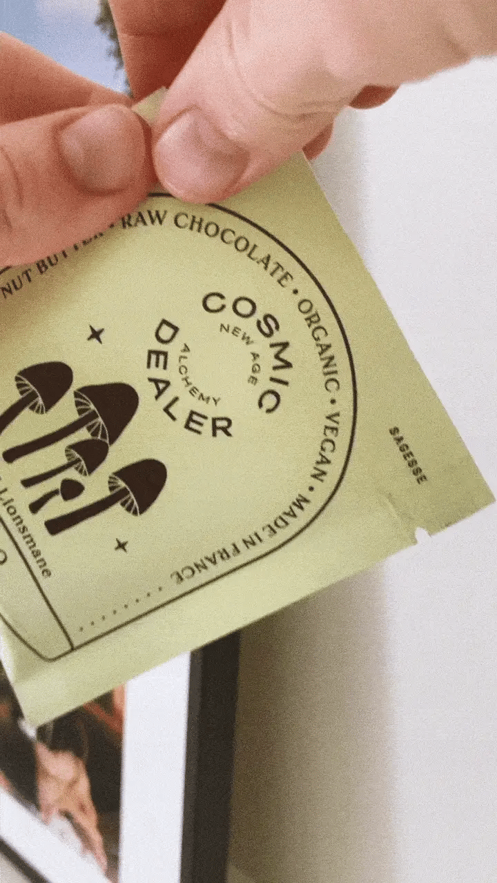 COSMIC DEALER Pistazie  Loewenmaehne Nussbutter Schokolade.