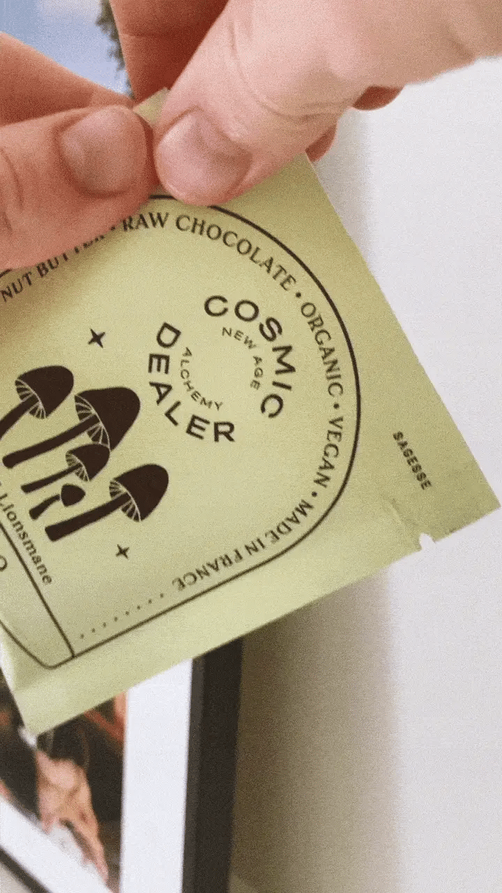 COSMIC DEALER Pistazie  Loewenmaehne Nussbutter Schokolade.