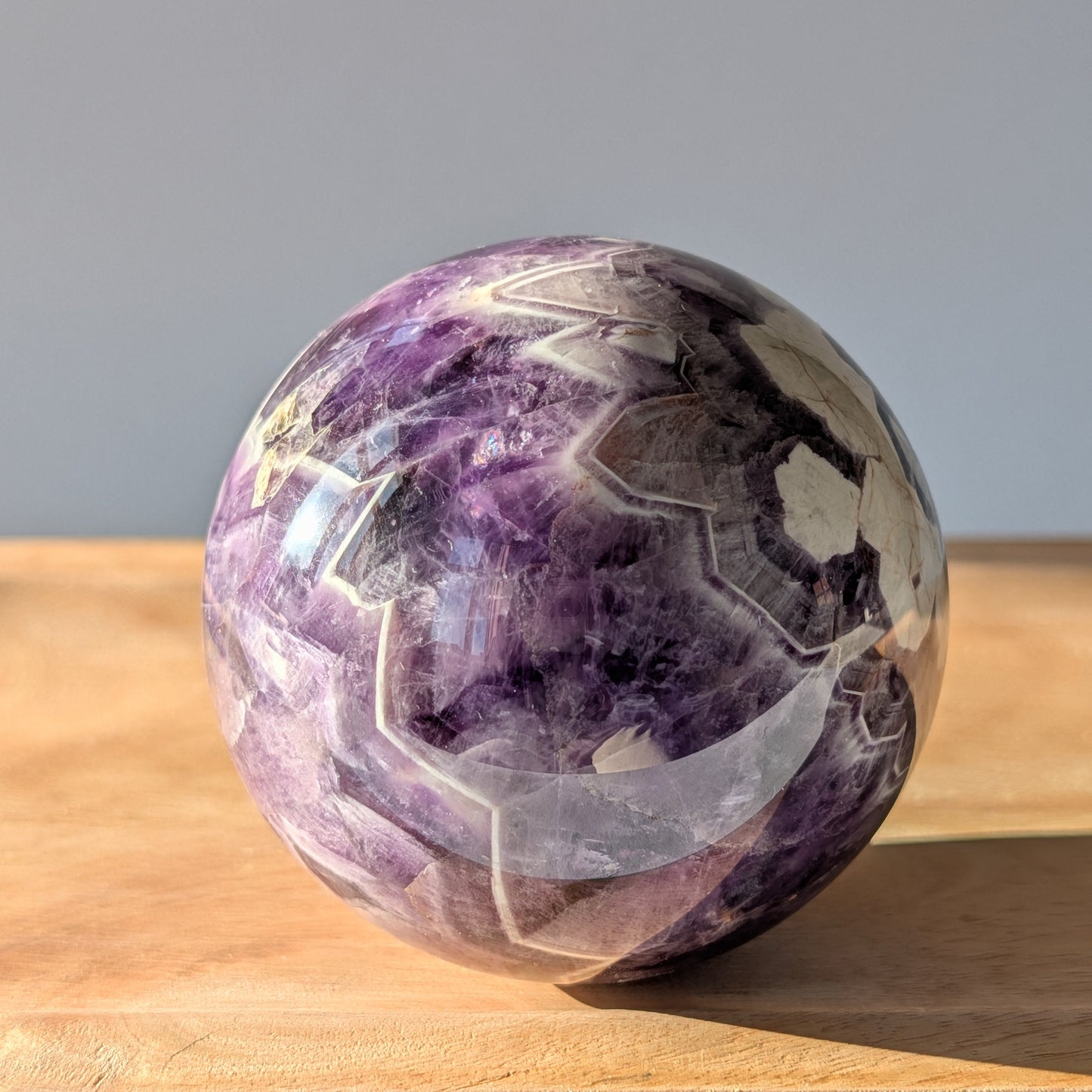 Chevron Amethyst Kugel 582g Traumstein Lila Weiß Sphäre Temple of Desire