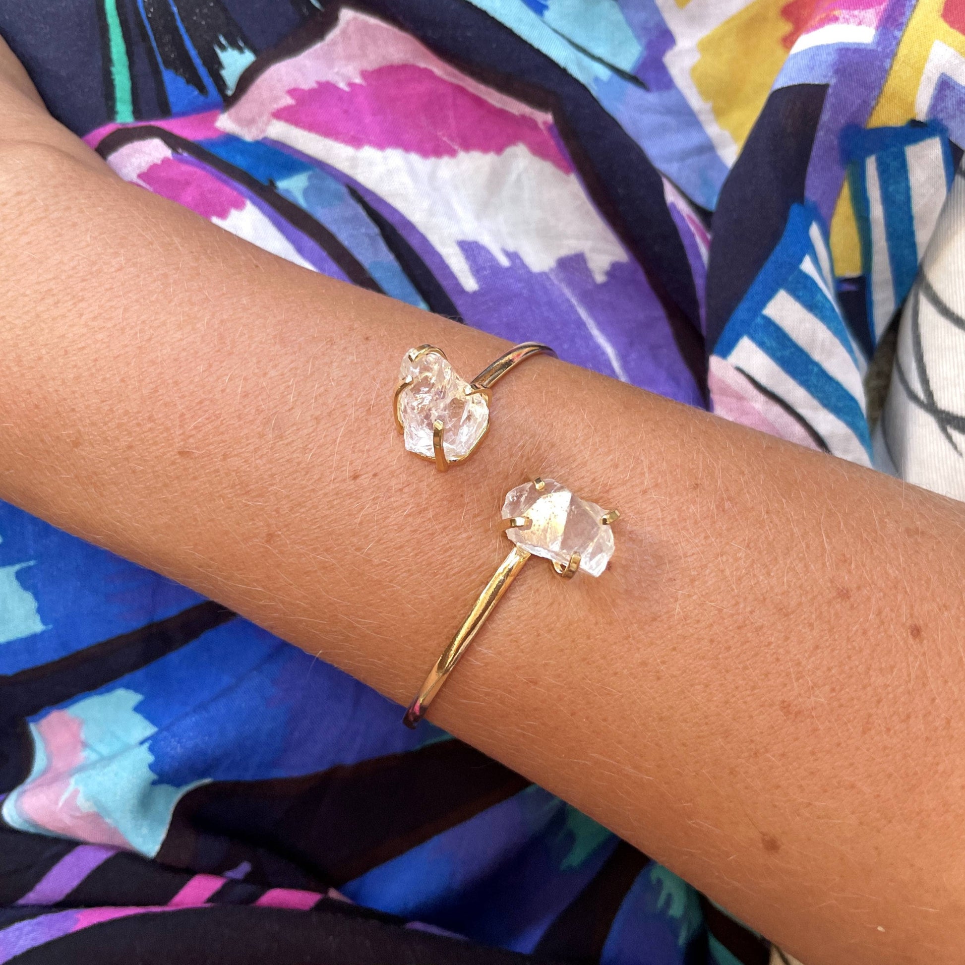 Crystal and Sage Bergkristall Armreif vergoldet mit zwei Bergkristallen.