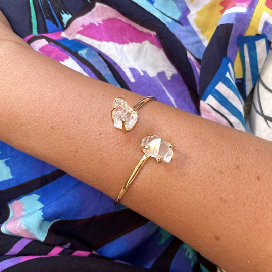 Crystal and Sage Bergkristall Armreif vergoldet mit zwei Bergkristallen.