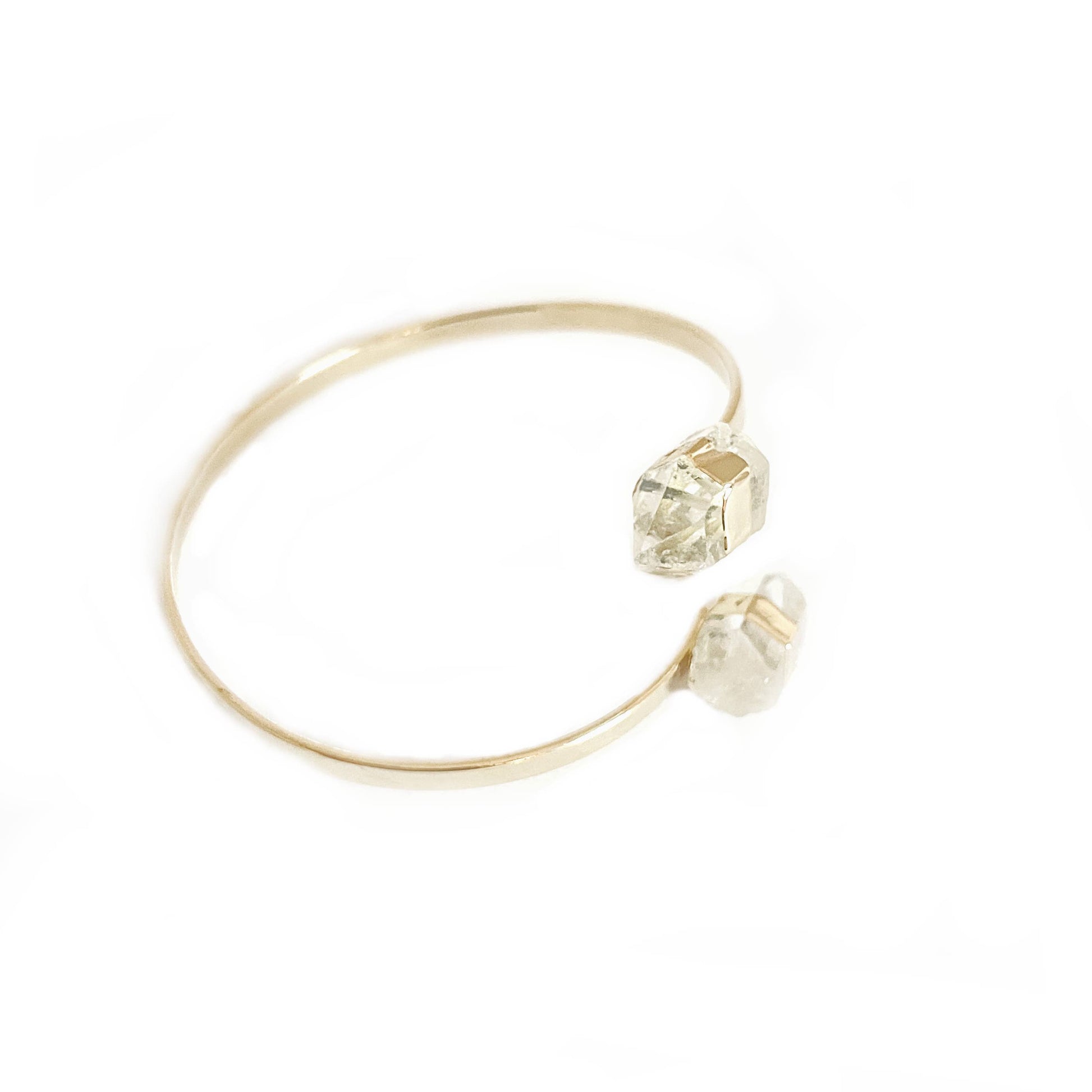 Crystal and Sage Bergkristall Armreif vergoldet mit zwei Bergkristallen.