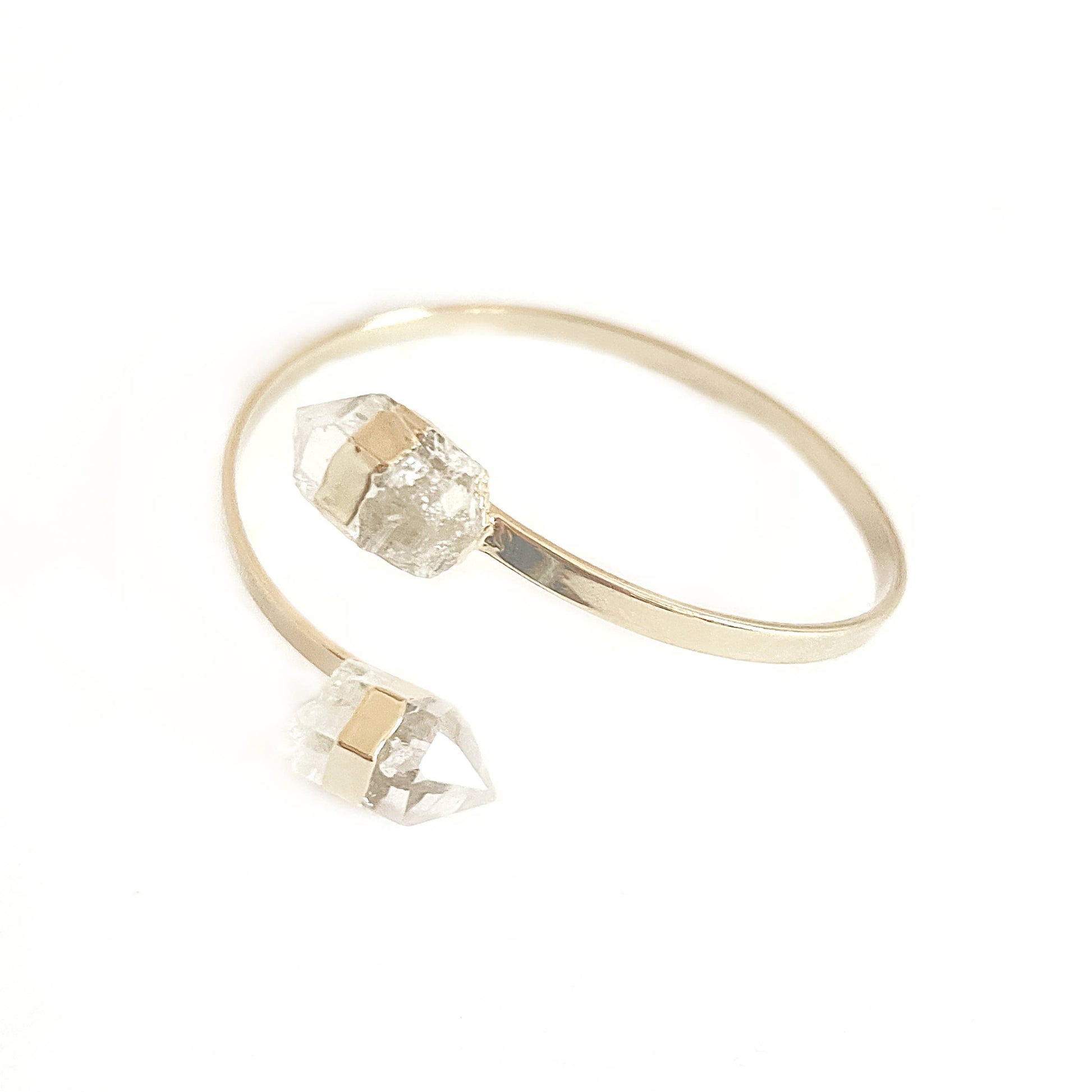 Crystal and Sage Bergkristall Armreif vergoldet mit zwei Bergkristallen.