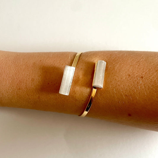 Crystal and Sage Selenit Mondstein Armreif mit hell schimmerndem Selenit.