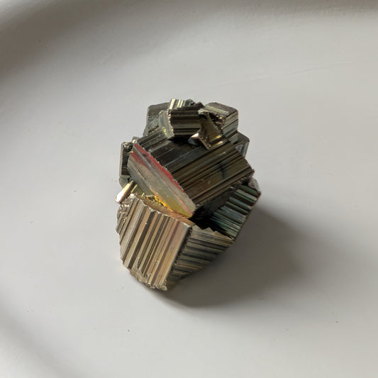 Ein 19g schwerer, goldglänzender Pyrit-Kristall 'Der Alchemisten-Funke' in seiner natürlichen, kubischen Form.