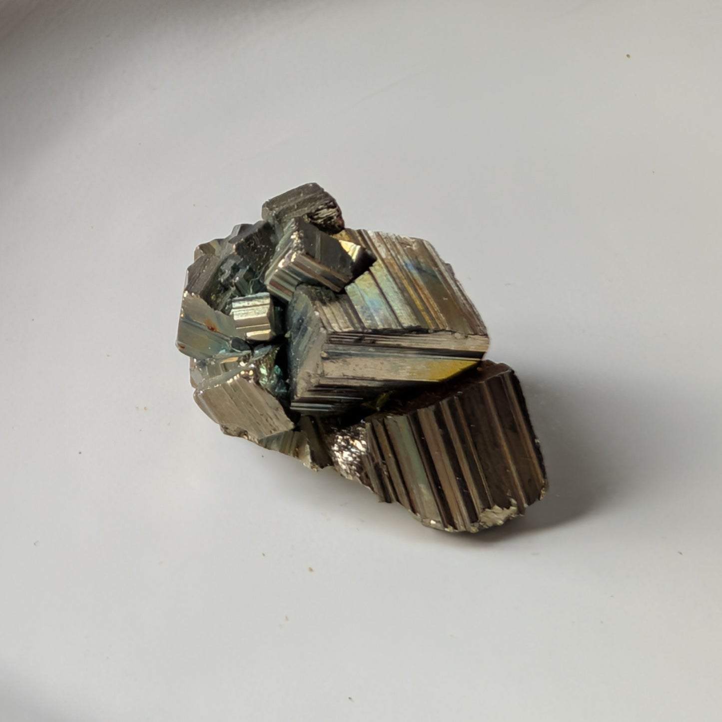 Ein 19g schwerer, goldglänzender Pyrit-Kristall 'Der Alchemisten-Funke' in seiner natürlichen, kubischen Form.
