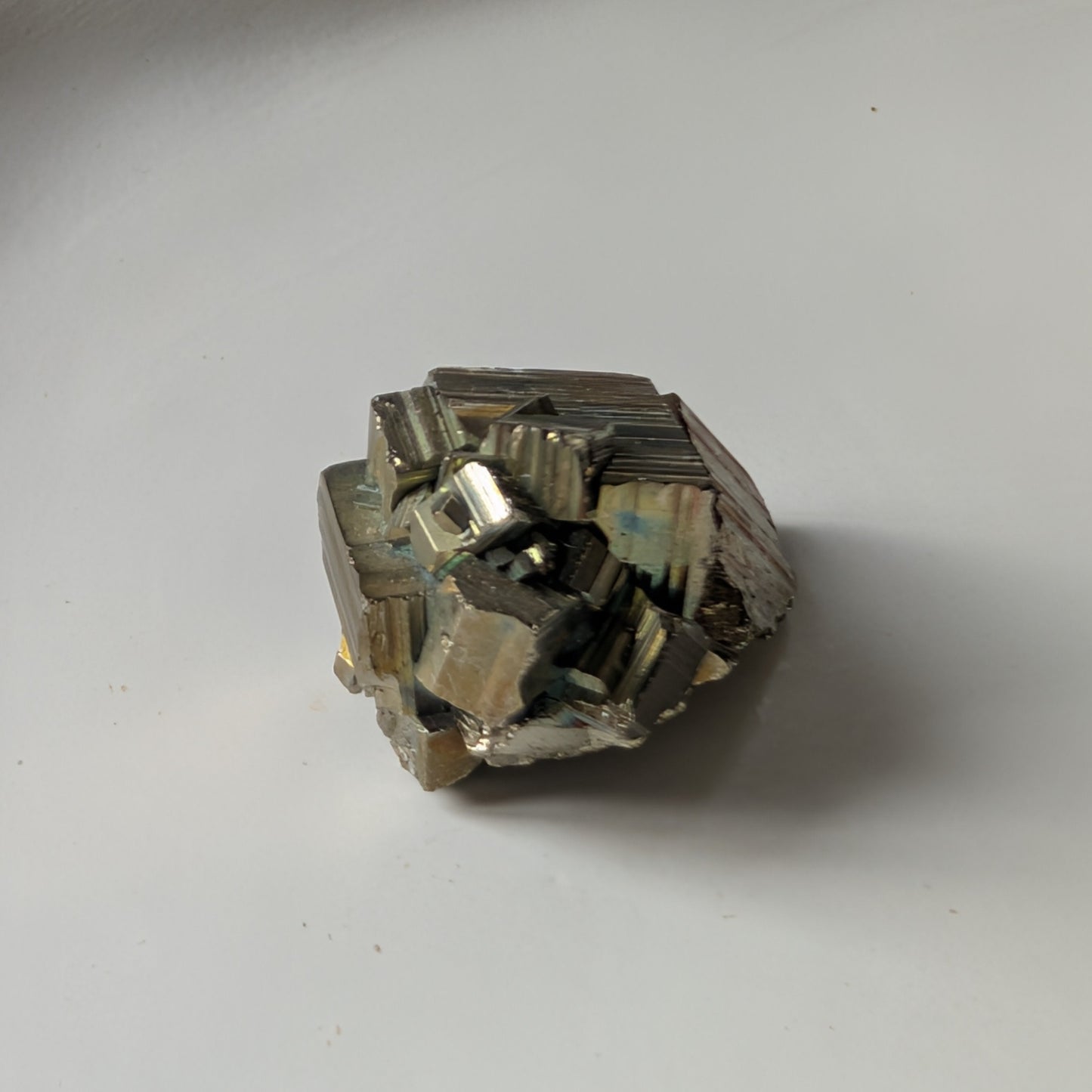 Ein 19g schwerer, goldglänzender Pyrit-Kristall 'Der Alchemisten-Funke' in seiner natürlichen, kubischen Form.