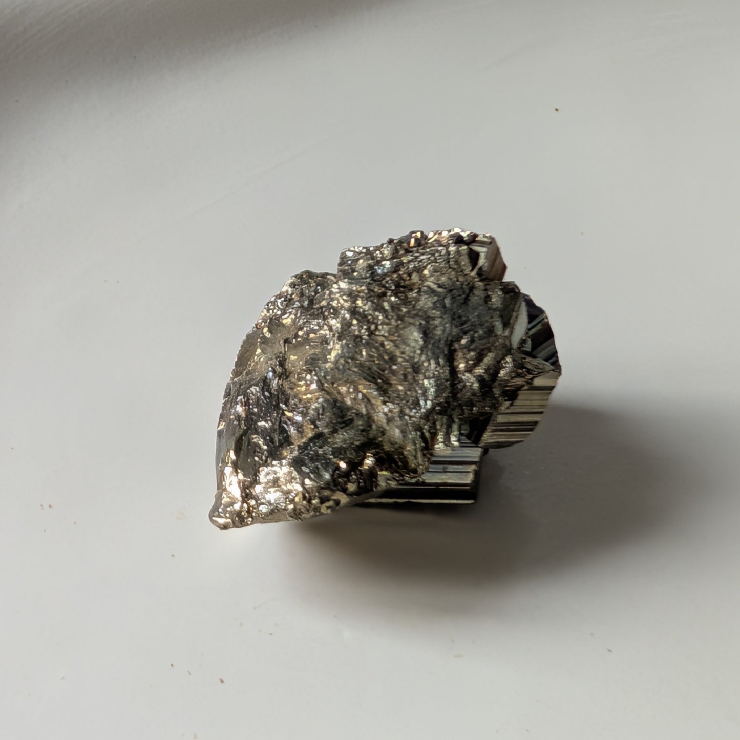 Ein 19g schwerer, goldglänzender Pyrit-Kristall 'Der Alchemisten-Funke' in seiner natürlichen, kubischen Form.