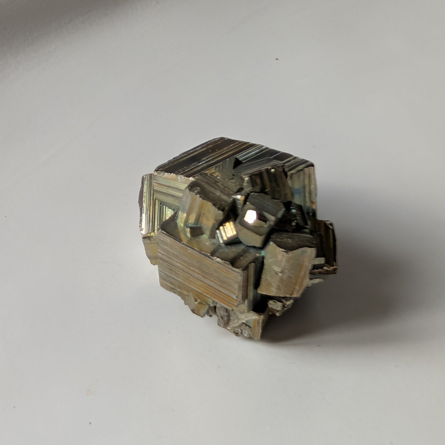 Ein 19g schwerer, goldglänzender Pyrit-Kristall 'Der Alchemisten-Funke' in seiner natürlichen, kubischen Form.