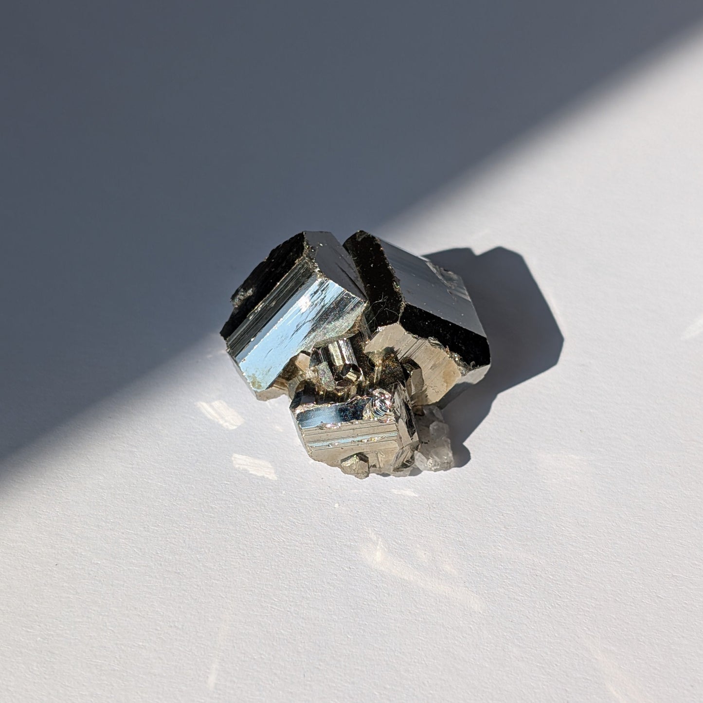 Ein 60g schwerer, goldglänzender Pyrit-Kristall 'Der Architekt der Fülle' in seiner perfekten, natürlichen kubischen Form.
