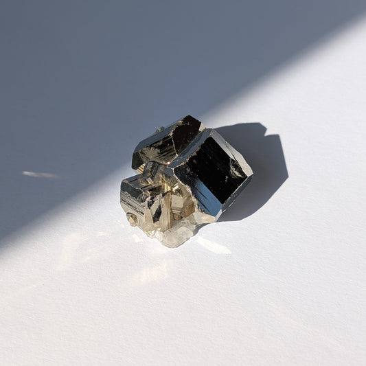 Ein 60g schwerer, goldglänzender Pyrit-Kristall 'Der Architekt der Fülle' in seiner perfekten, natürlichen kubischen Form.