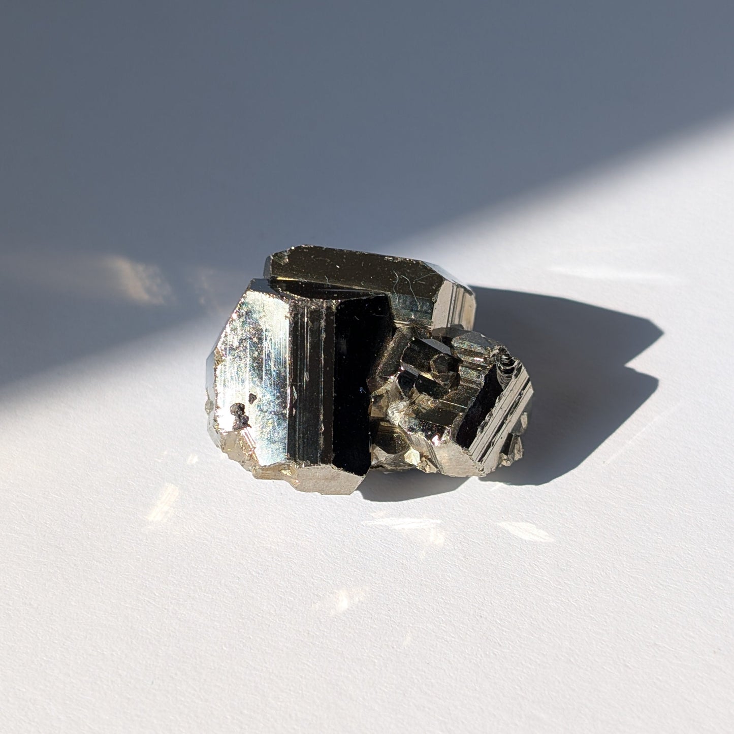 Ein 60g schwerer, goldglänzender Pyrit-Kristall 'Der Architekt der Fülle' in seiner perfekten, natürlichen kubischen Form.