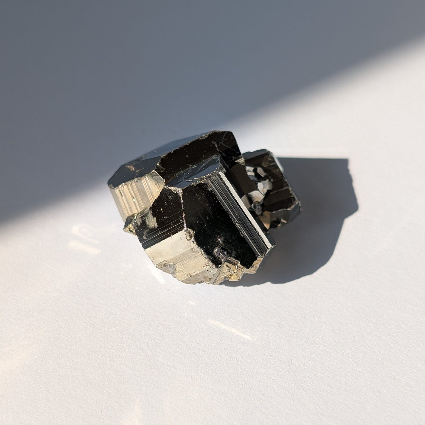 Ein 60g schwerer, goldglänzender Pyrit-Kristall 'Der Architekt der Fülle' in seiner perfekten, natürlichen kubischen Form.