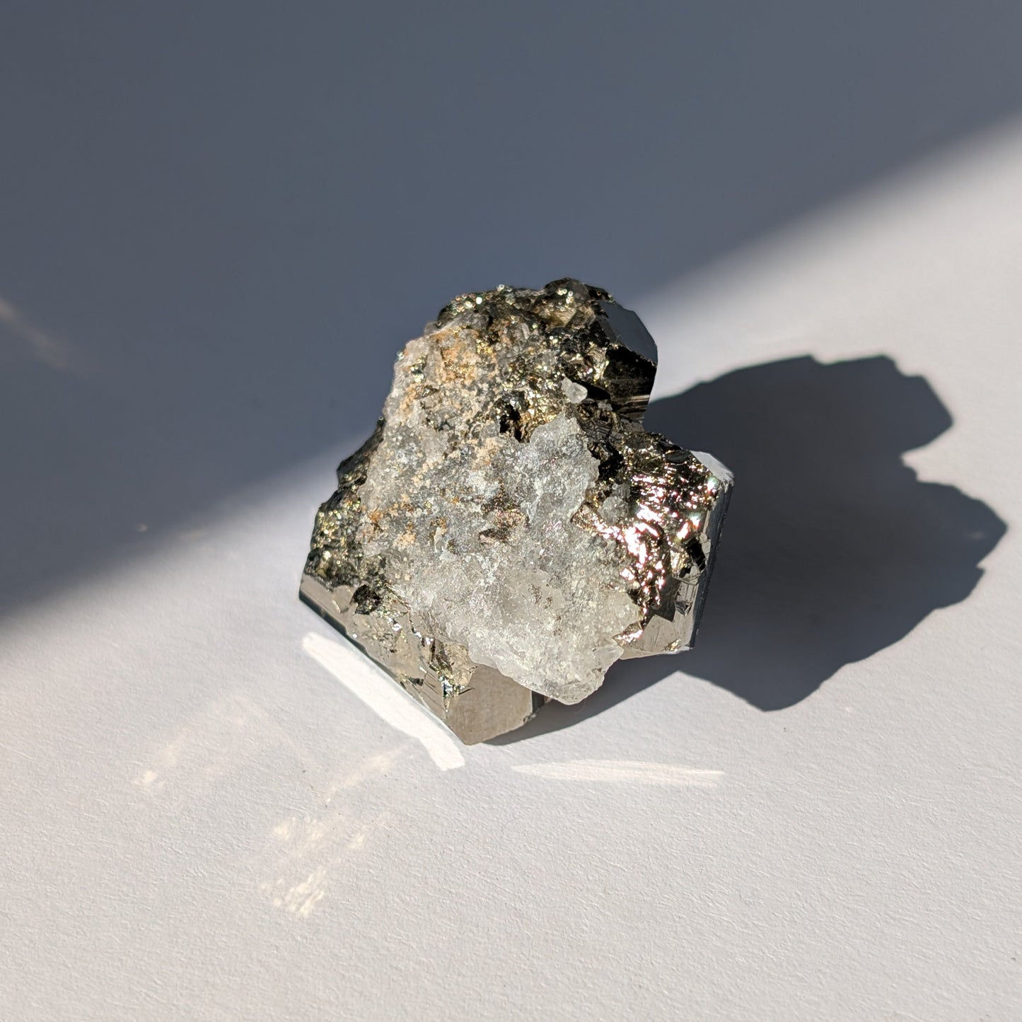 Ein 60g schwerer, goldglänzender Pyrit-Kristall 'Der Architekt der Fülle' in seiner perfekten, natürlichen kubischen Form.
