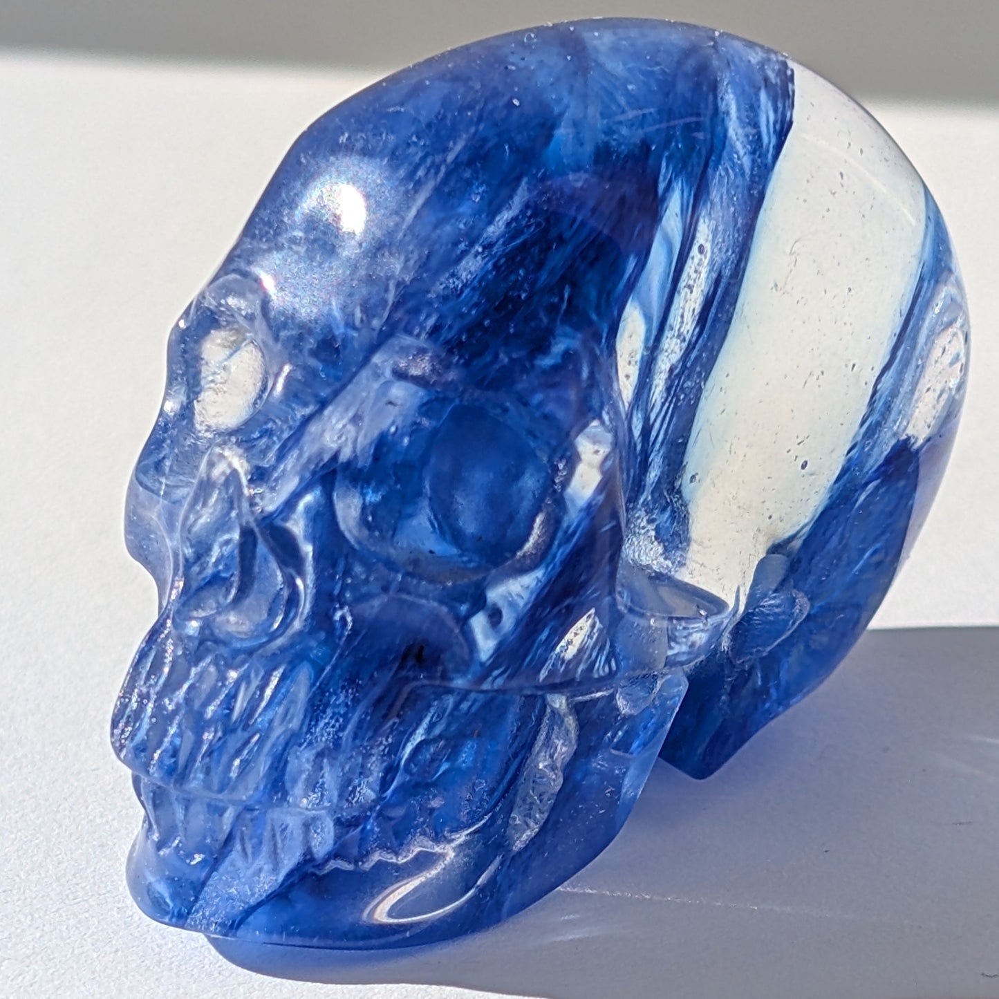 Ein 69g schwerer, handgeschnitzter Kristallschädel 'Kanerva' aus sanftem, durchscheinendem Blauquarz.