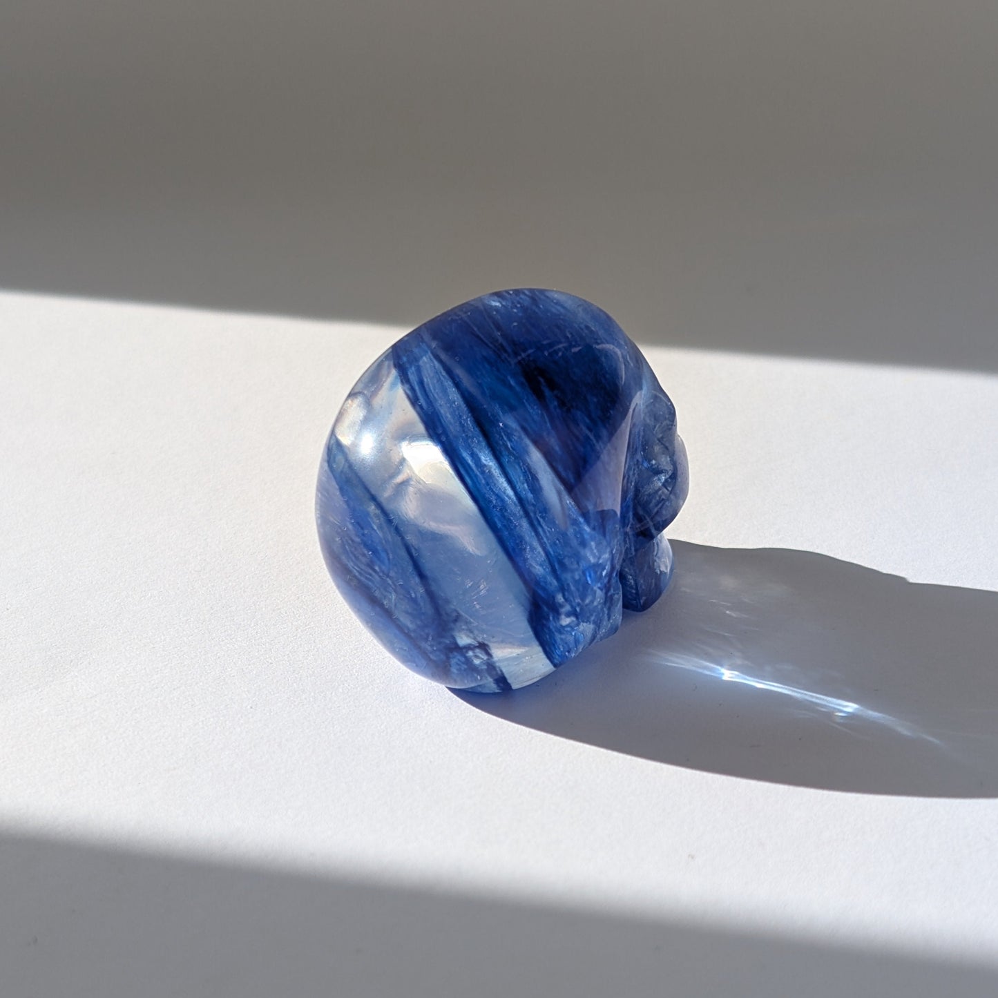 Ein 69g schwerer, handgeschnitzter Kristallschädel 'Kanerva' aus sanftem, durchscheinendem Blauquarz.