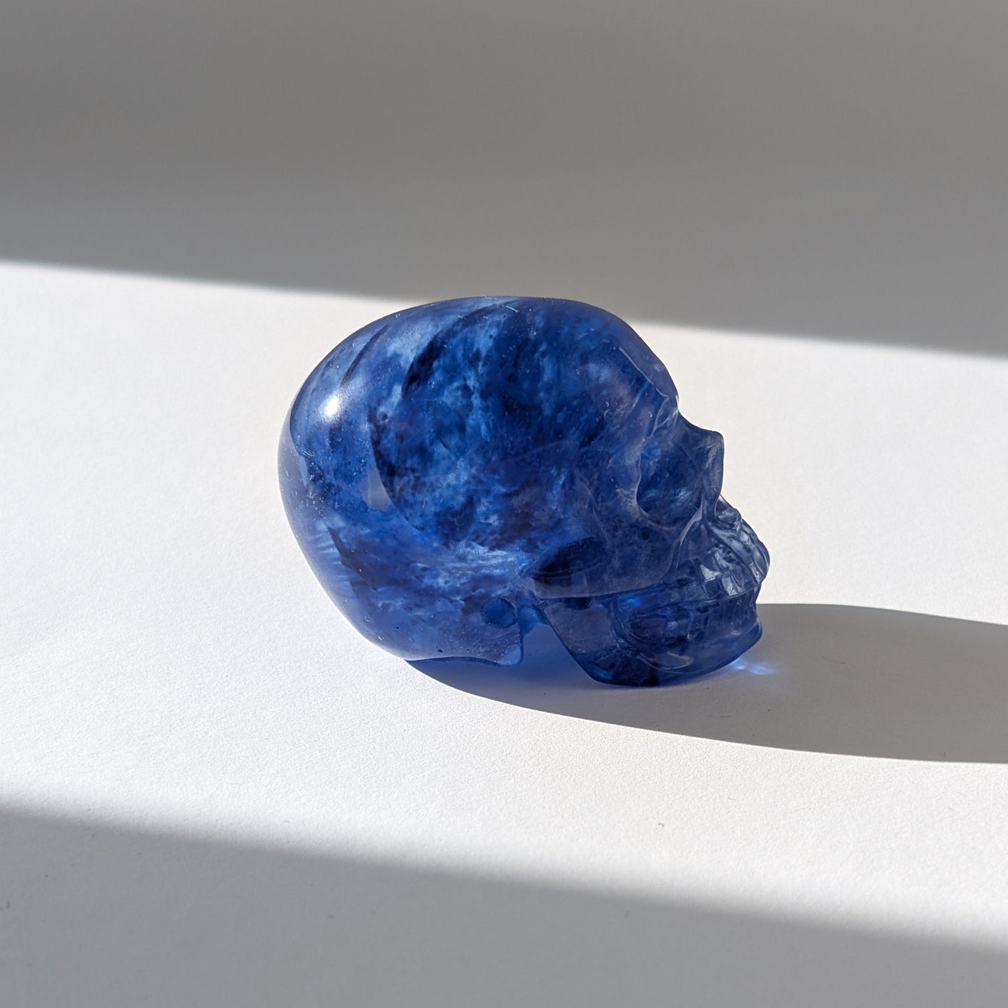 Ein 69g schwerer, handgeschnitzter Kristallschädel 'Kanerva' aus sanftem, durchscheinendem Blauquarz.