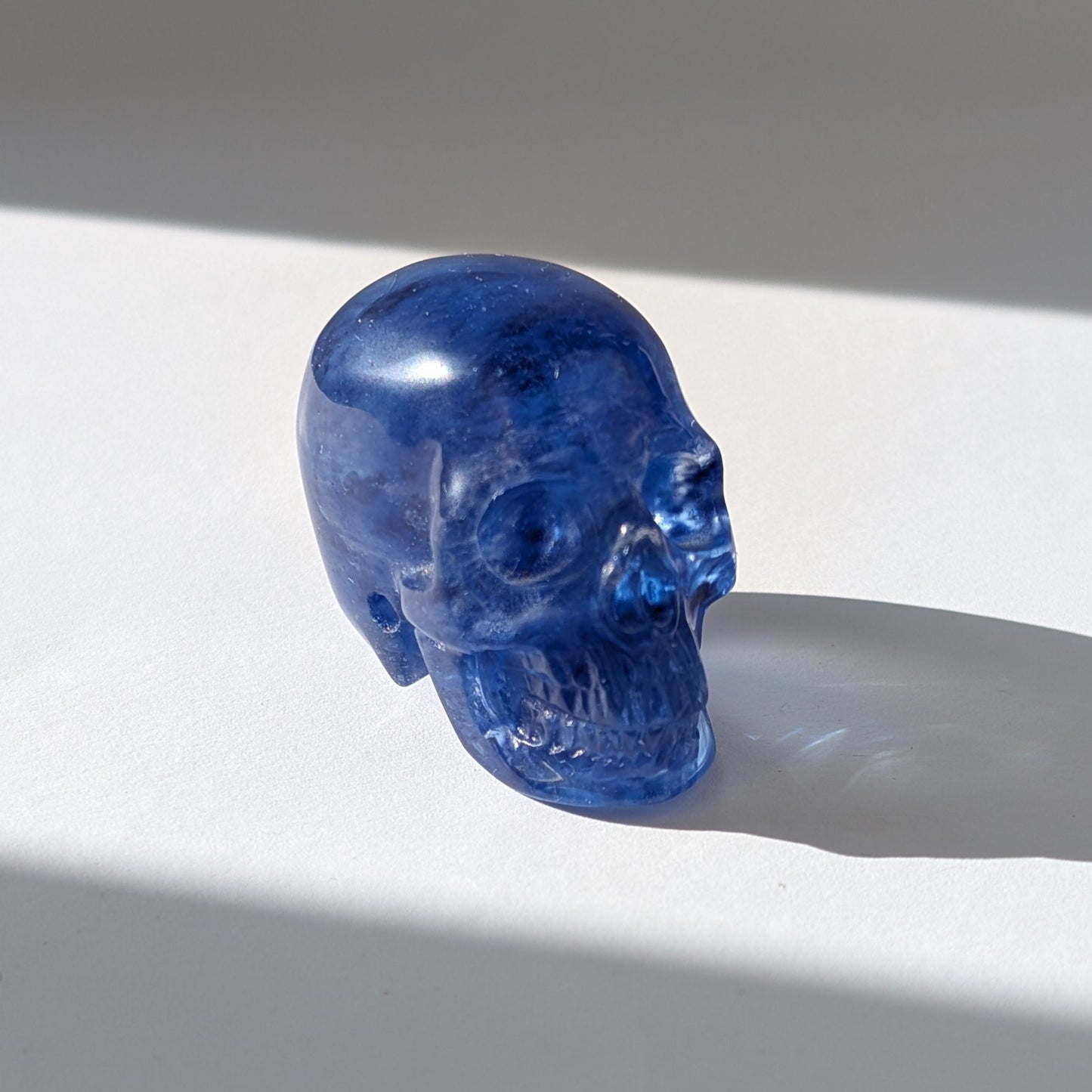 Ein 69g schwerer, handgeschnitzter Kristallschädel 'Kanerva' aus sanftem, durchscheinendem Blauquarz.