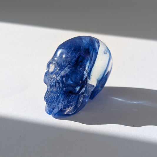 Ein 69g schwerer, handgeschnitzter Kristallschädel 'Kanerva' aus sanftem, durchscheinendem Blauquarz.