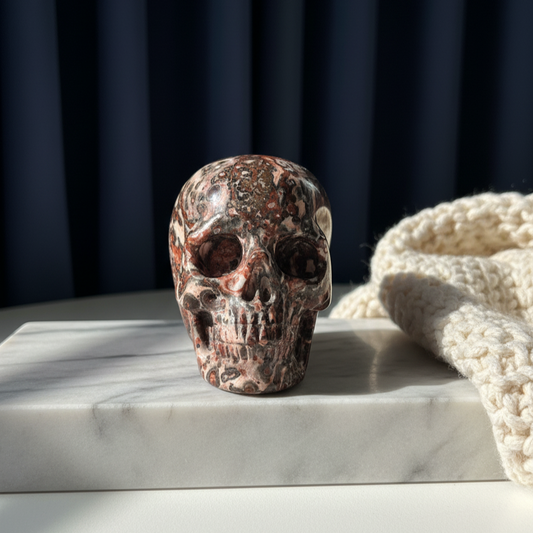 Ein 75g schwerer, handgeschnitzter Kristallschädel 'Tana' aus Rhyolith mit einer markanten, an Leopardenfell erinnernden Musterung.