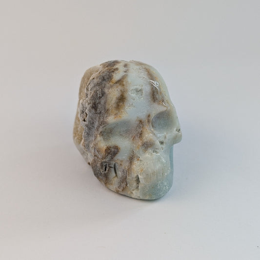 Ein 90g schwerer, handgeschnitzter Kristallschädel 'Saradas' aus sanftem, cremefarbenem Mikroklin, der eine hoffnungsvolle Energie ausstrahlt.