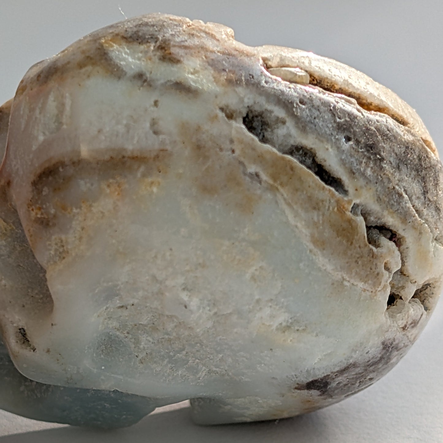 Ein 90g schwerer, handgeschnitzter Kristallschädel 'Saradas' aus sanftem, cremefarbenem Mikroklin, der eine hoffnungsvolle Energie ausstrahlt.