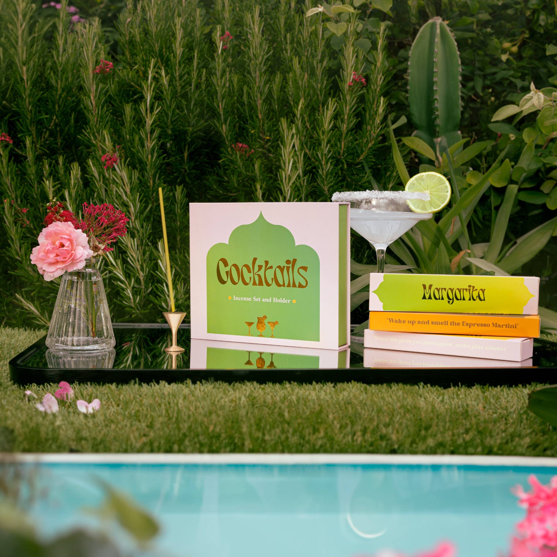 Ein Cocktail-Räucherstäbchen-Geschenkset von The Golden Altar mit drei Duftpackungen (Pina Colada, Espresso Martini, Margarita) und einem goldenen Messinghalter.