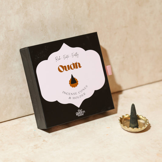 Ein Oudh-Räucherkegel-Set von The Golden Altar mit 15 Kegeln und einer kleinen Messingschale in einer schwarzen Geschenkbox.