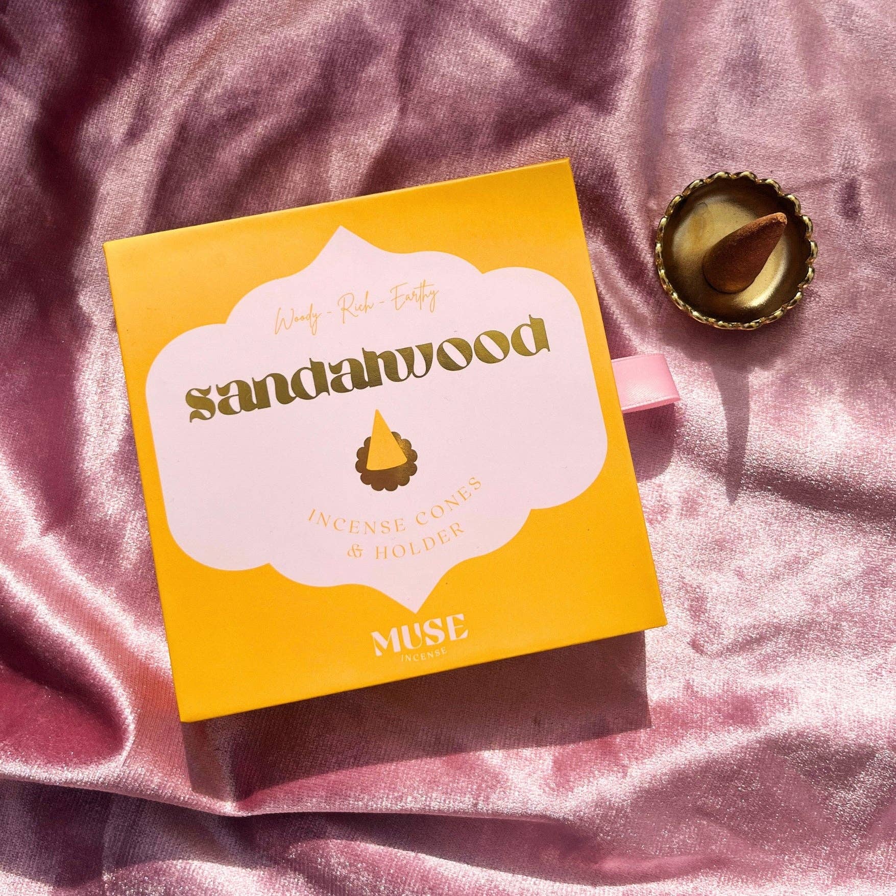 Ein Sandelholz-Räucherkegel-Set von The Golden Altar mit 15 Kegeln und einer Messingschale in einer goldgelben Geschenkbox.