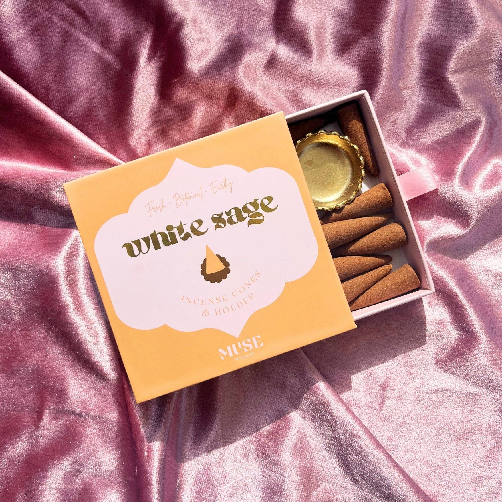 Ein Sandelholz-Räucherkegel-Set von The Golden Altar mit 15 Kegeln und einer Messingschale in einer goldgelben Geschenkbox.