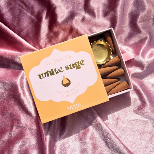 Ein Sandelholz-Räucherkegel-Set von The Golden Altar mit 15 Kegeln und einer Messingschale in einer goldgelben Geschenkbox.