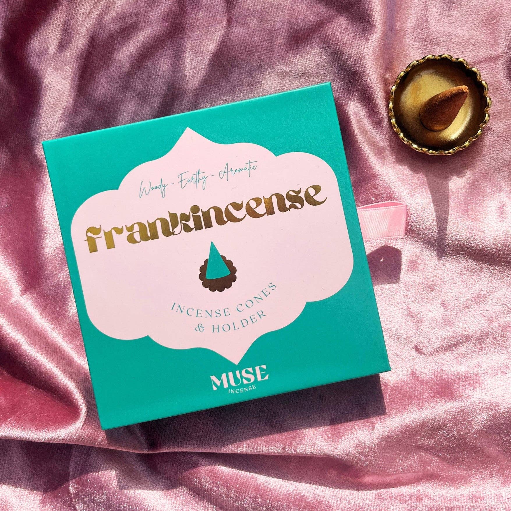 Ein Weihrauch-Kegel-Set von The Golden Altar mit 15 Kegeln und einer kleinen Messingschale in einer türkisfarbenen Geschenkbox.