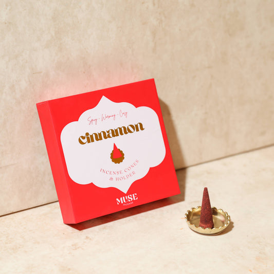 Ein Zimt-Räucherkegel-Set von The Golden Altar mit 15 Kegeln und einer Messingschale in einer roten Geschenkbox.