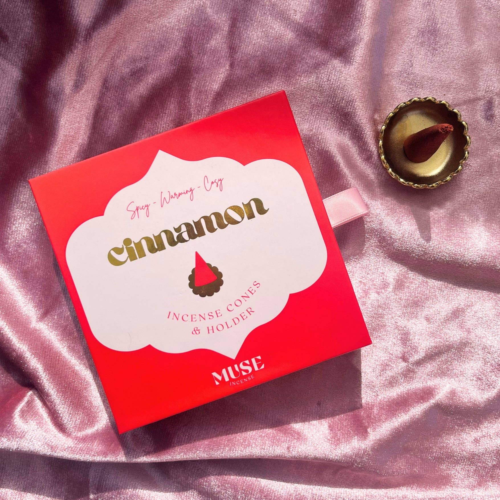 Ein Zimt-Räucherkegel-Set von The Golden Altar mit 15 Kegeln und einer Messingschale in einer roten Geschenkbox.