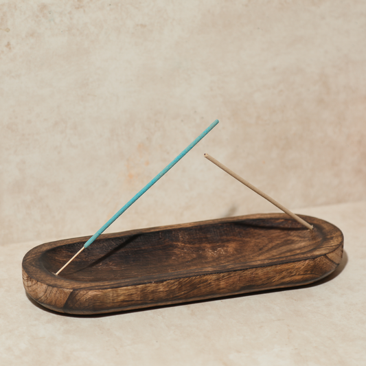 Ein großer, doppelter Räucherstäbchenhalter 'Altar der Dualität' aus dunklem Holz, der zwei Räucherstäbchen hält.