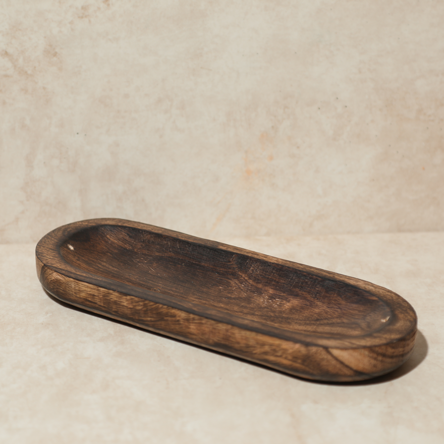 Ein großer, doppelter Räucherstäbchenhalter 'Altar der Dualität' aus dunklem Holz, der zwei Räucherstäbchen hält.