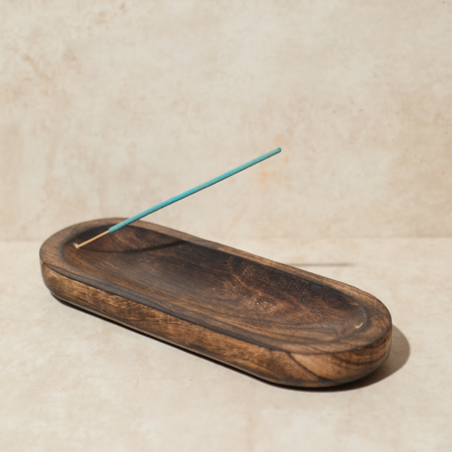 Ein großer, doppelter Räucherstäbchenhalter 'Altar der Dualität' aus dunklem Holz, der zwei Räucherstäbchen hält.