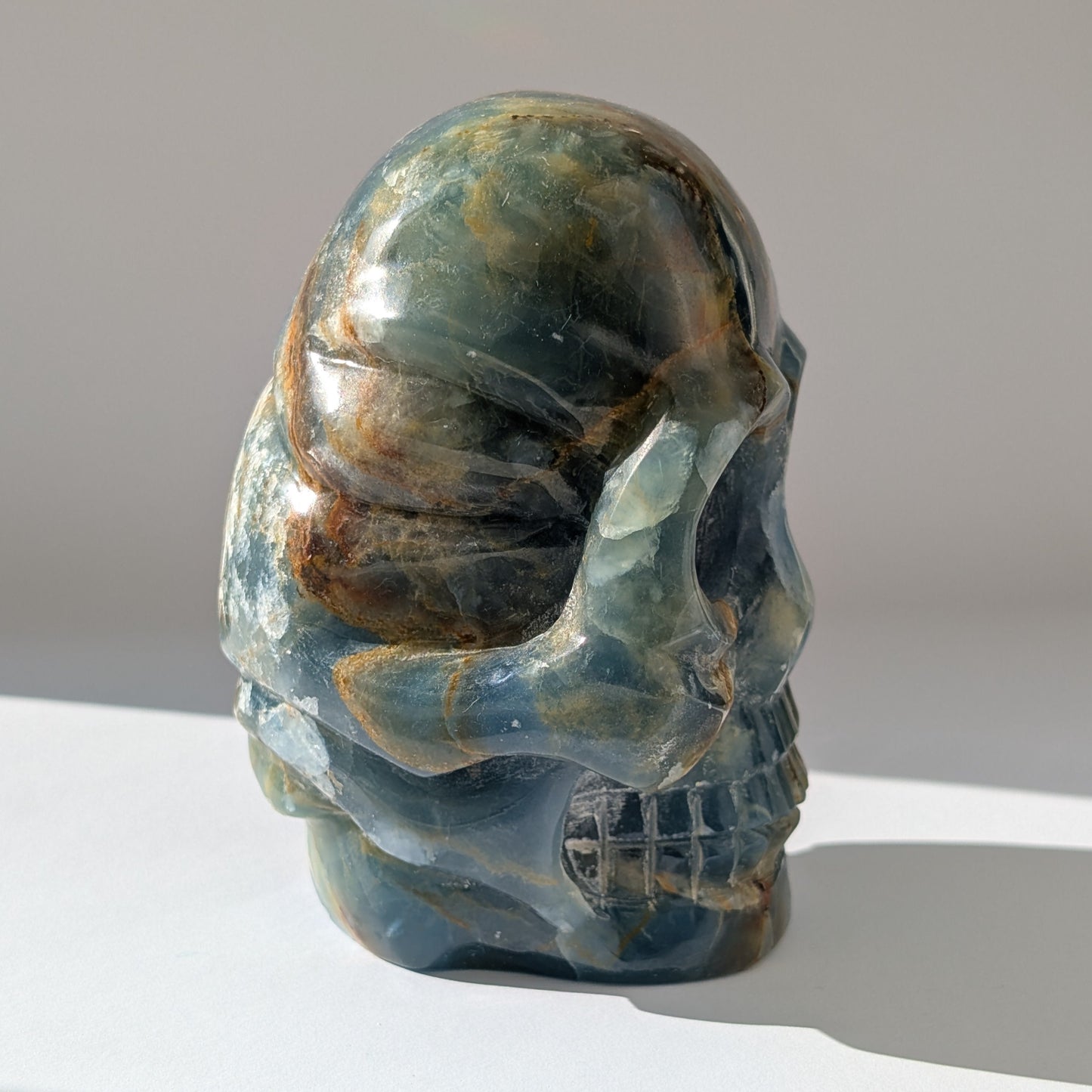 Ein monumentaler, 1654g schwerer Kristallschädel 'Istari' aus ozeanblauem Onyx mit erdigen Bändern, als Teil einer limitierten, auf Bali gefertigten Meister-Edition.