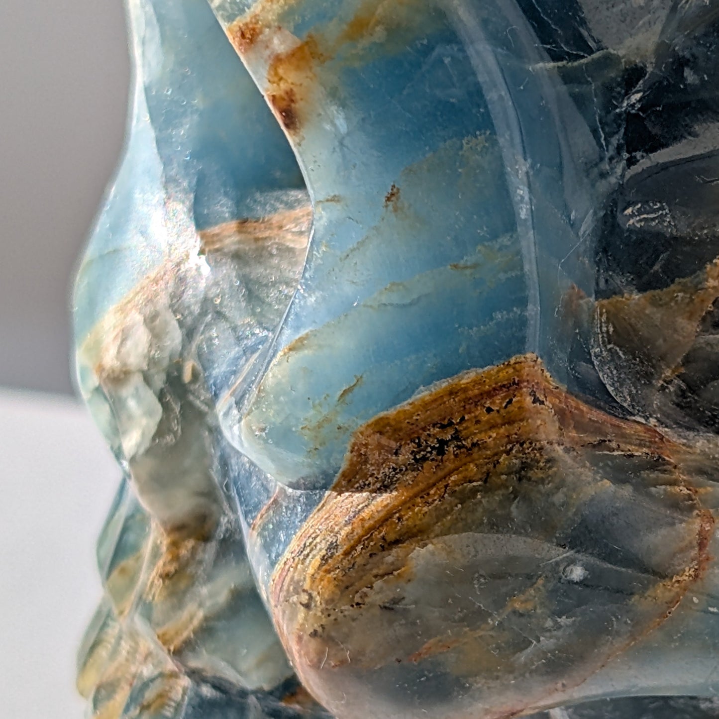 Ein monumentaler, 1654g schwerer Kristallschädel 'Istari' aus ozeanblauem Onyx mit erdigen Bändern, als Teil einer limitierten, auf Bali gefertigten Meister-Edition.