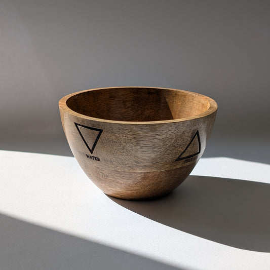Eine handgefertigte Ritualschale 'Altar der Elemente' aus Mangoholz mit eingravierten Symbolen der Vier Elemente.