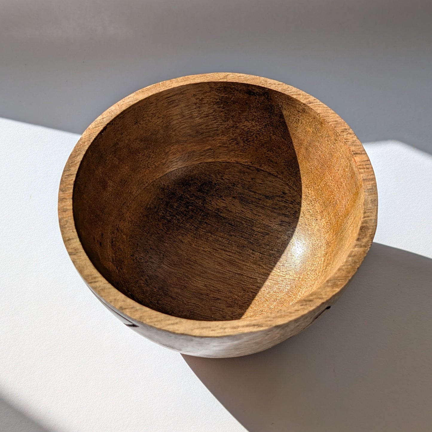 Eine handgefertigte Ritualschale 'Altar der Elemente' aus Mangoholz mit eingravierten Symbolen der Vier Elemente.