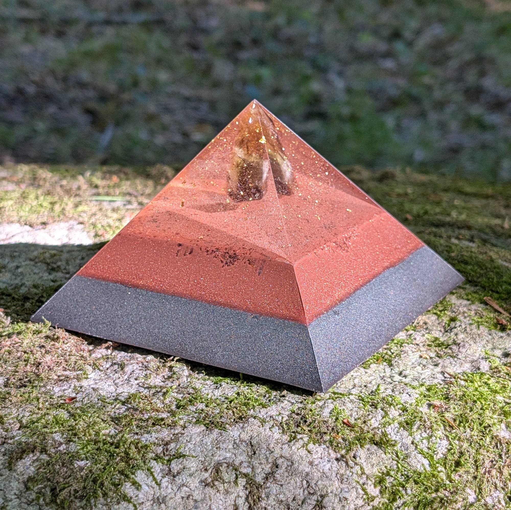 Einklang Manufaktur Orgonit Pyramide mit Bergkristall, Amethyst und Schungit.