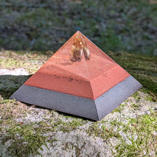Einklang Manufaktur Orgonit Pyramide mit Bergkristall, Amethyst und Schungit.