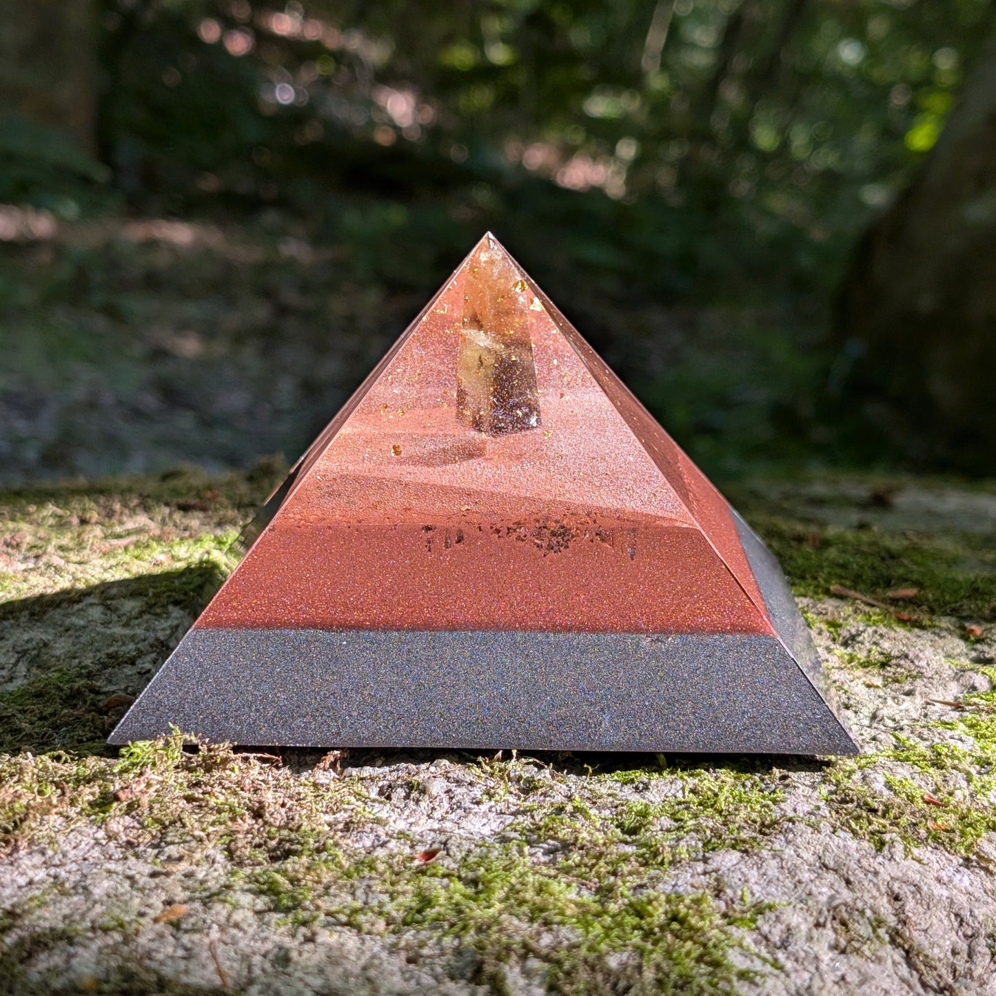 Einklang Manufaktur Orgonit Pyramide mit Bergkristall, Amethyst und Schungit.