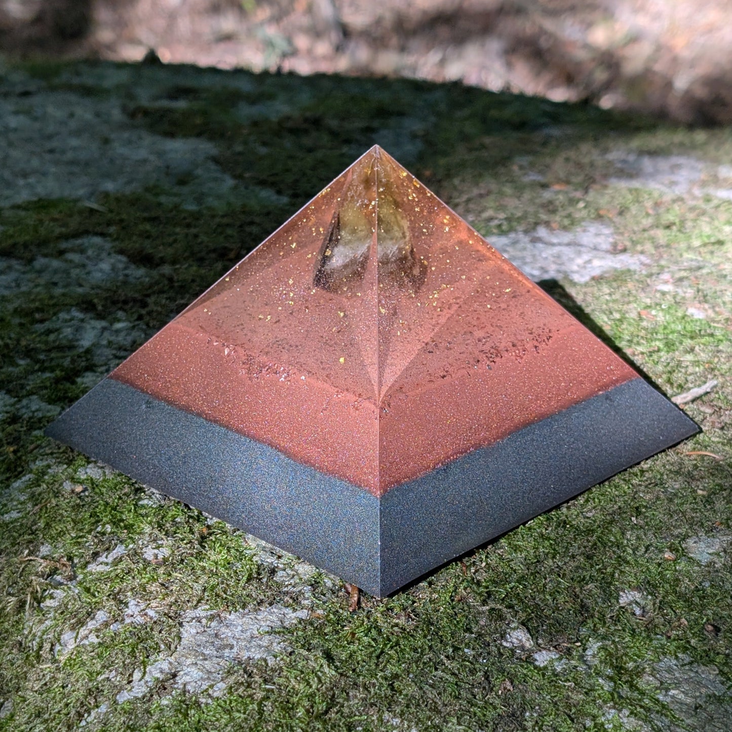 Einklang Manufaktur Orgonit Pyramide mit Bergkristall, Amethyst und Schungit.