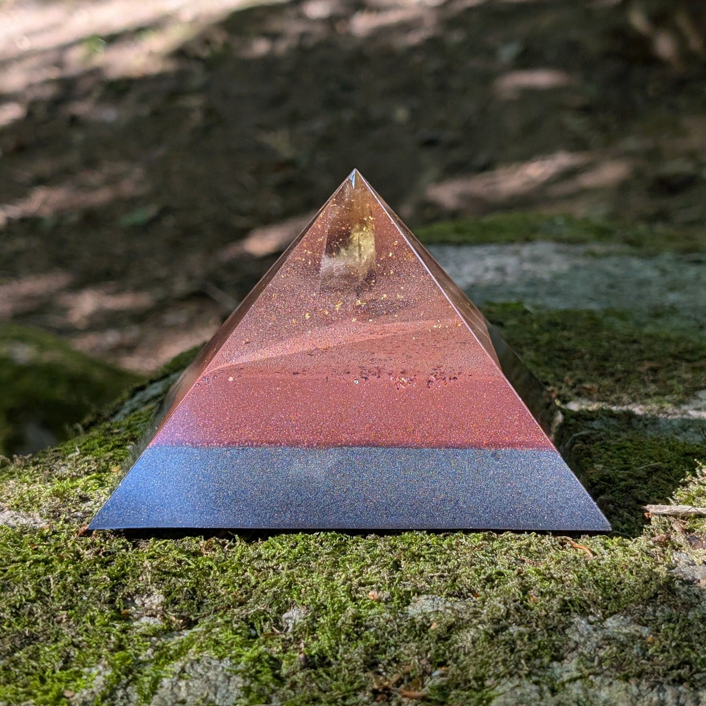 Einklang Manufaktur Orgonit Pyramide mit Bergkristall, Amethyst und Schungit.